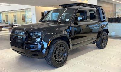 2026 Land Rover Defender Octa Black