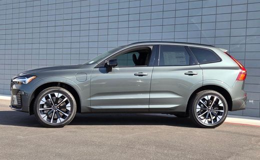 2026 Volvo XC60 Plus Dark