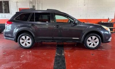 2011 Subaru Outback Premium M R