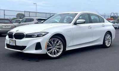 2022 BMW 330e Hybrid Plug