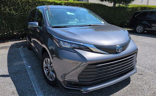 2025 Toyota Sienna LE
