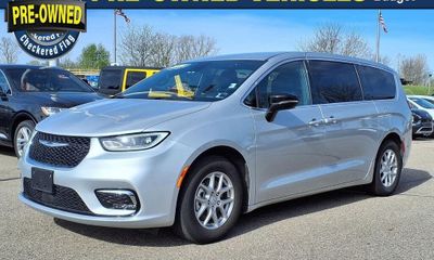 2026 Chrysler Pacifica Select