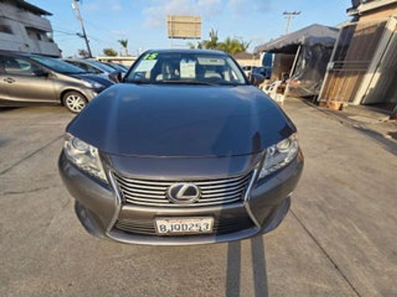 2013 Lexus ES — a typically priced live listing