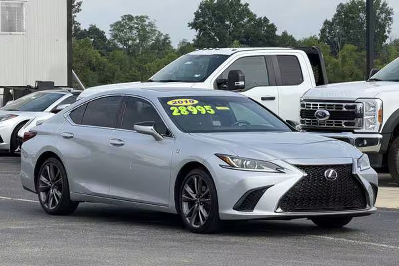 2019 Lexus ES — a typically priced live listing