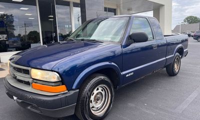 2002 Chevrolet S-10 Pickup XL