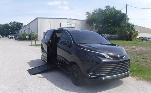 2023 Toyota Sienna XLE