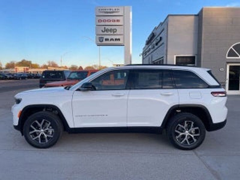 2023 Jeep Cherokee — a typically priced live listing