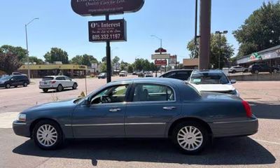 2005 Lincoln Town CAR Signature