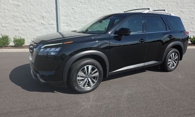 2025 Nissan Pathfinder SL