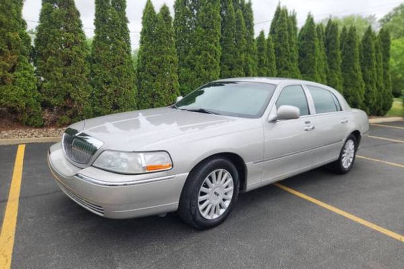 2005 Lincoln Town Car — a typically priced live listing