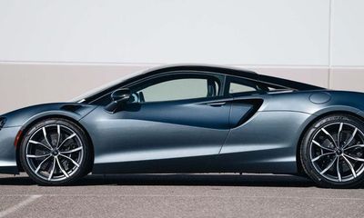 2023 McLaren Artura Base