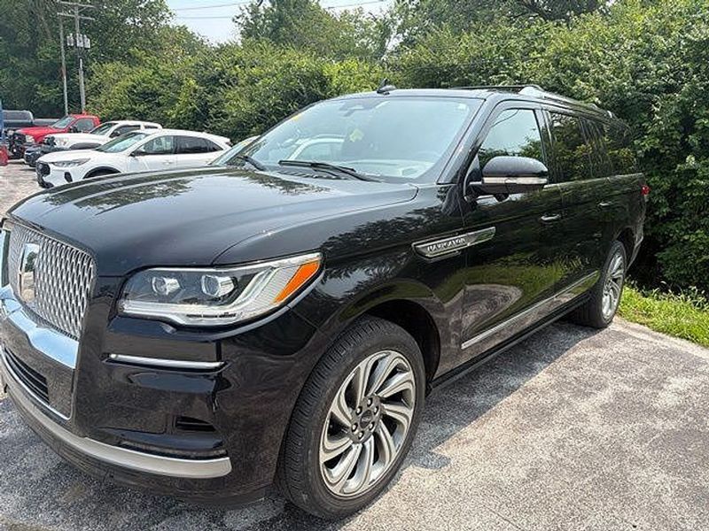 2023 Lincoln Navigator L — a typically priced live listing