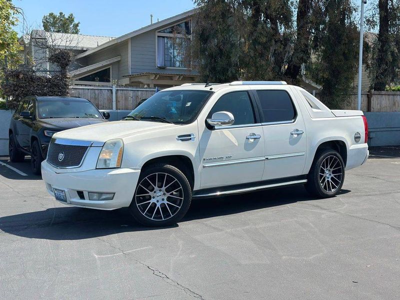 2007 Cadillac Escalade — a typically priced live listing