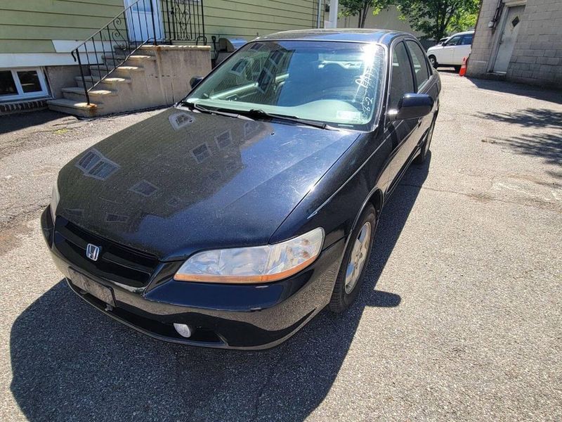 2000 Honda Accord — a typically priced live listing