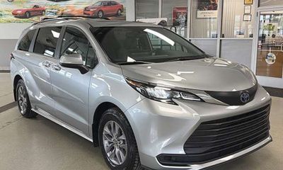 2025 Toyota Sienna LE