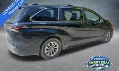 2025 Toyota Sienna LE