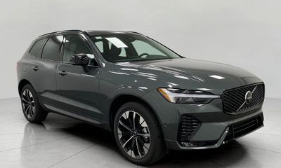 2026 Volvo XC60 Plus Dark