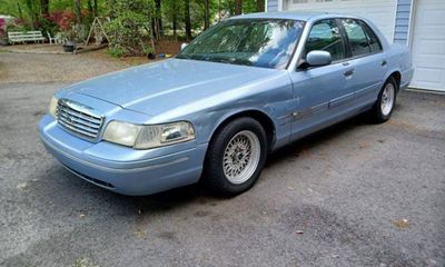 2001 Ford Crown Victoria LX