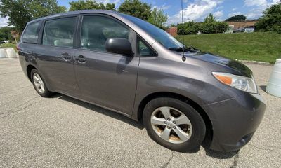 2012 Toyota Sienna Base 7 Passenger