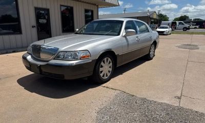 2005 Lincoln Town CAR Signature Limited