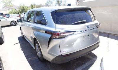 2025 Toyota Sienna LE