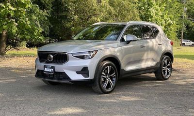 2023 Volvo XC40 Core Bright Theme