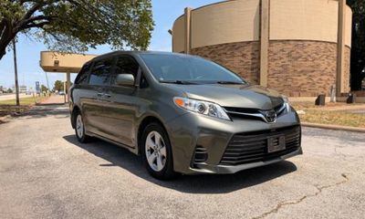 2019 Toyota Sienna LE