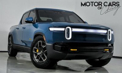 2025 Rivian R1T Premium