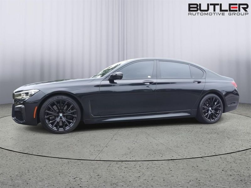 Representative 2022 BMW 750LI photo