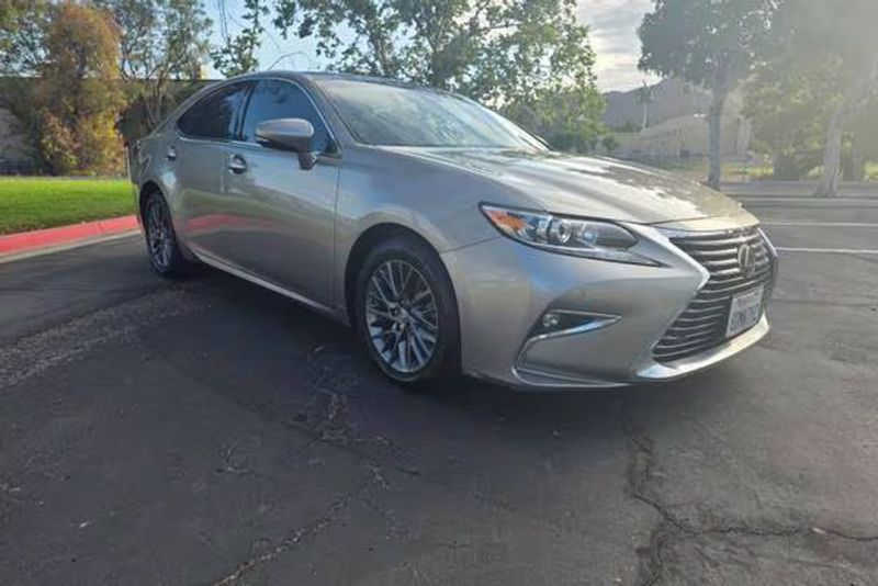 2018 Lexus ES — a typically priced live listing