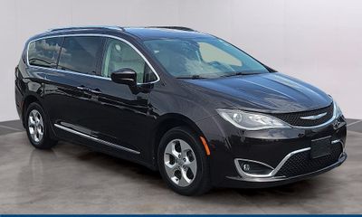 2017 Chrysler Pacifica Touring L Plus