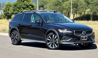2025 Volvo V60CC Ultra