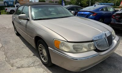 2000 Lincoln Town CAR Executive