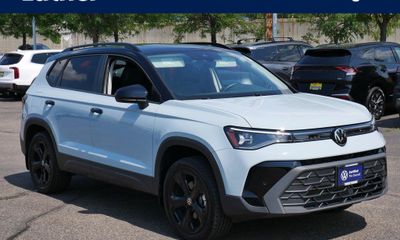 2025 Volkswagen Taos 4MOTION SE Black