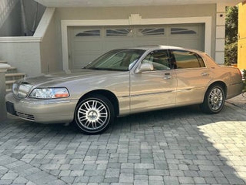 2007 Lincoln Town CAR — a typically priced live listing