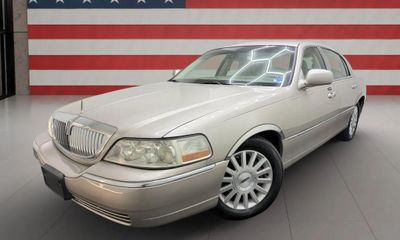 2003 Lincoln Town CAR Signature