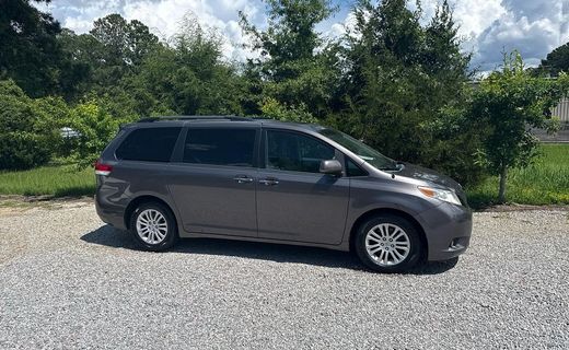 2013 Toyota Sienna XLE 8 Passenger