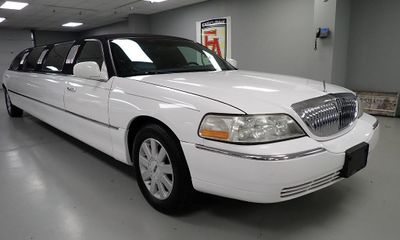 2004 Lincoln Town CAR Executive OR Signature