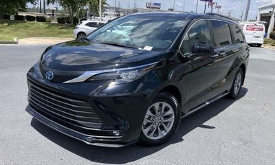2025 Toyota Sienna XLE