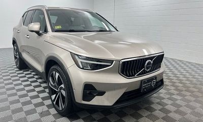 2024 Volvo XC40 Plus Bright
