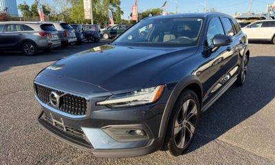 2022 Volvo V60CC Momentum Excl S60