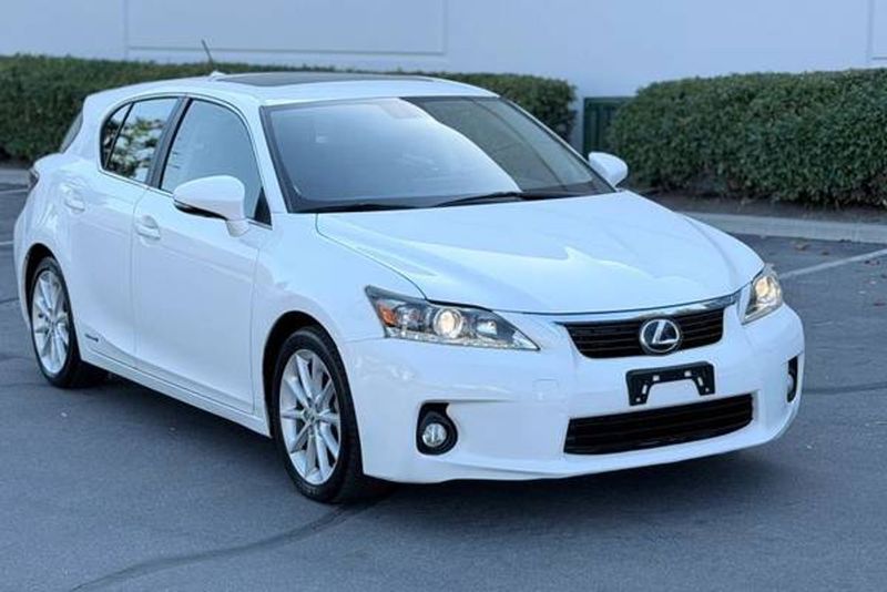 Representative 2013 Lexus CT photo