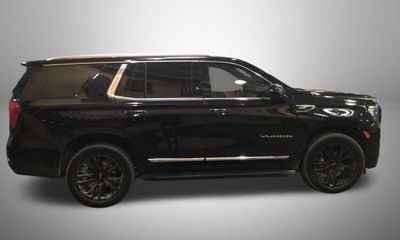 2023 GMC Yukon SLT