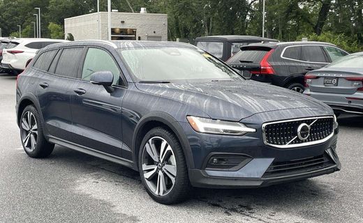 2025 Volvo V60CC Plus