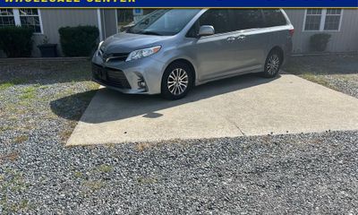 2010 Toyota Sienna CE 8 Passenger