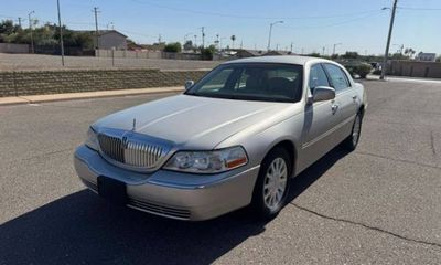 2007 Lincoln Town CAR Signature