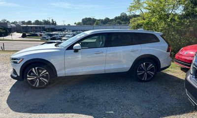 2023 Volvo V60CC B5 Plus