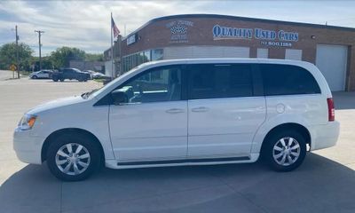 2010 Chrysler Town AND Country RT