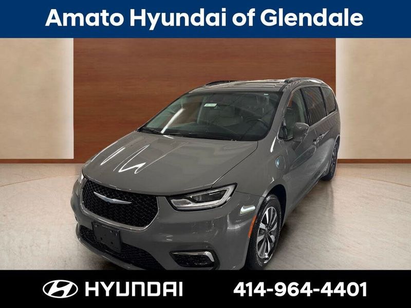 2021 Chrysler Pacifica — a typically priced live listing