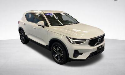 2023 Volvo XC40 Core Bright Theme